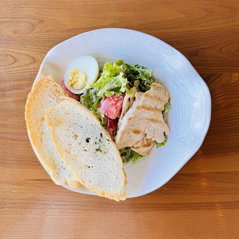 Б А-ля Цезарь с куриной грудкой и чипсами из багета